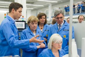 Visita di Angela Merkel in una fabbrica digitale Siemens