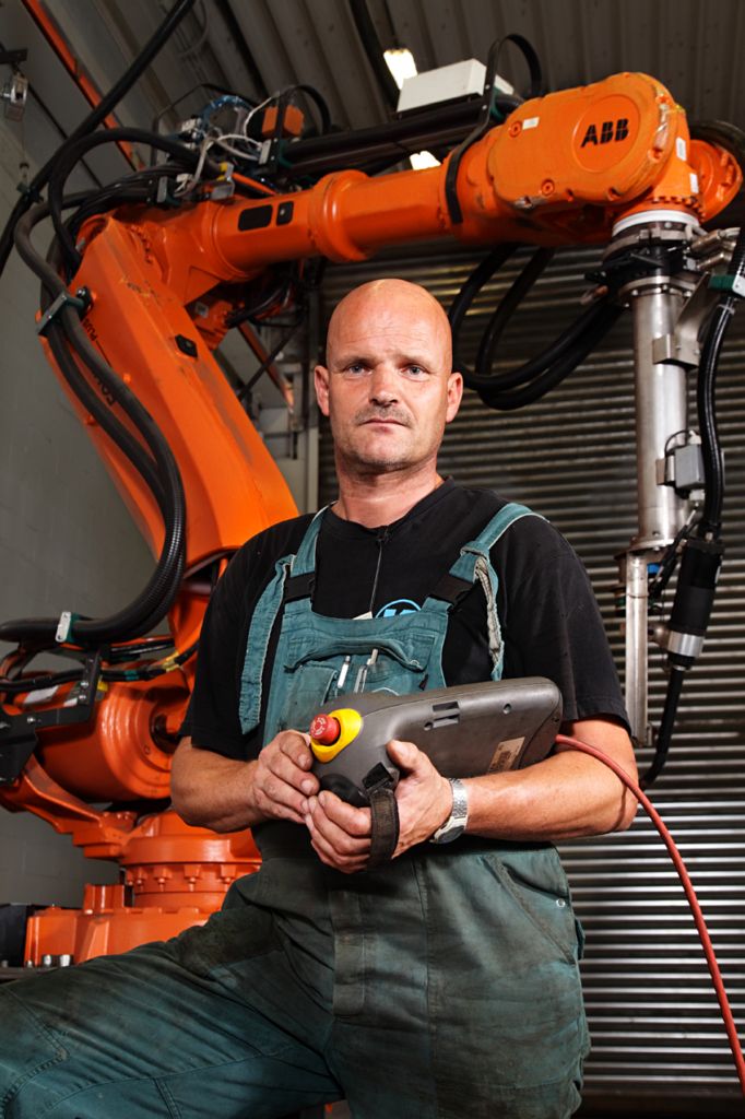 Operatore con robot in fabbrica