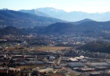 Paesaggio e industria: l'area delle fabbriche vicino a Como