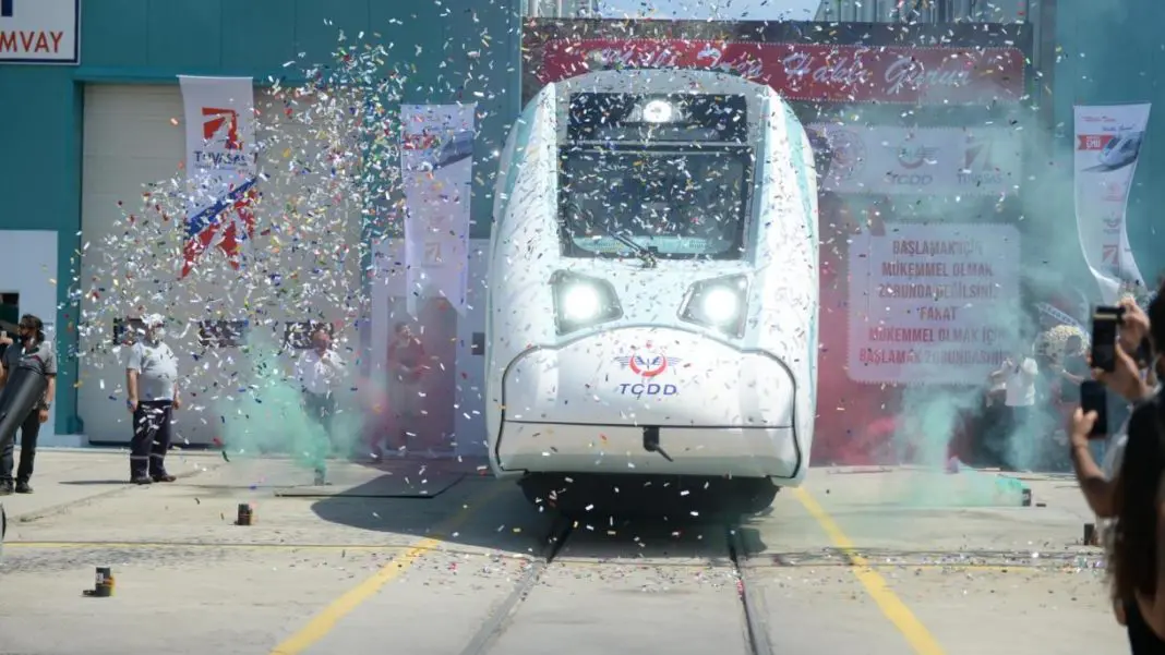 Il treno è stato inaugurato in presenza del Ministro dei trasporti turco , Adil Karaismailoğlu