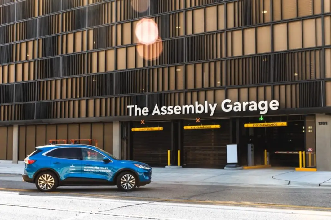 Le soluzioni di parcheggio autonomo apportano benefici ai proprietari di garage consentendo un uso più efficiente degli spazi.