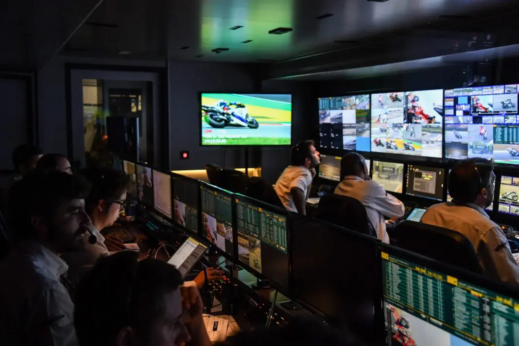 Lo staff di Dorna al lavoro nella TV Compound Area del circuito di Jerez.